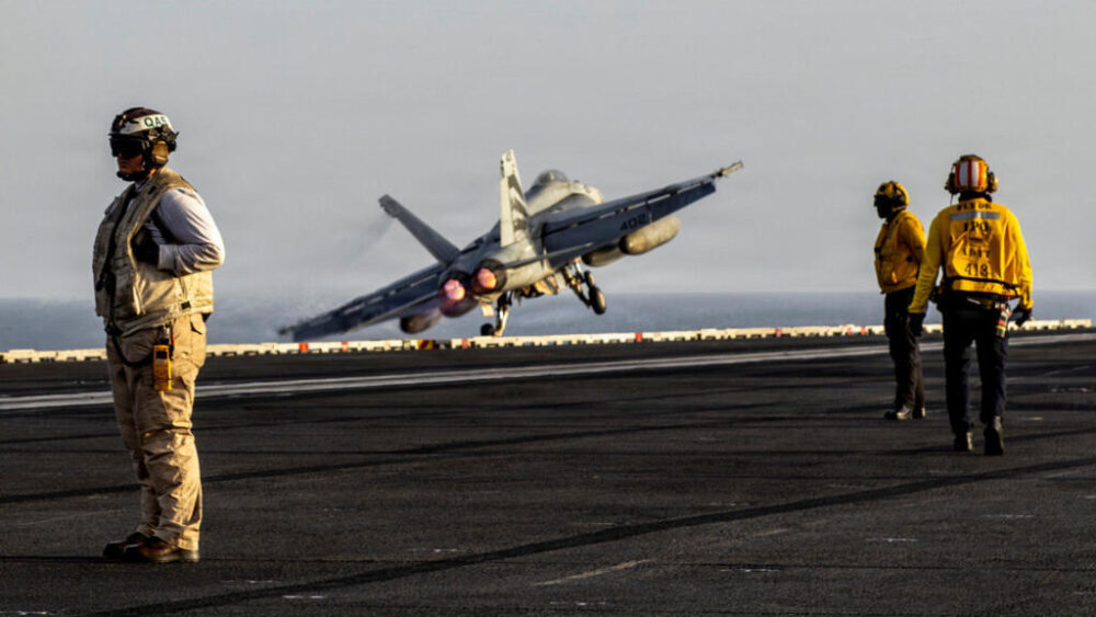 Un F/A-18E Super Hornet despega de la cubierta de vuelo del portaaviones de la clase Nimitz de la Armada de los Estados Unidos, el USS Abraham Lincoln, durante la operación «Epic Fury» llevada a cabo contra Irán el 1 de abril de 2026.