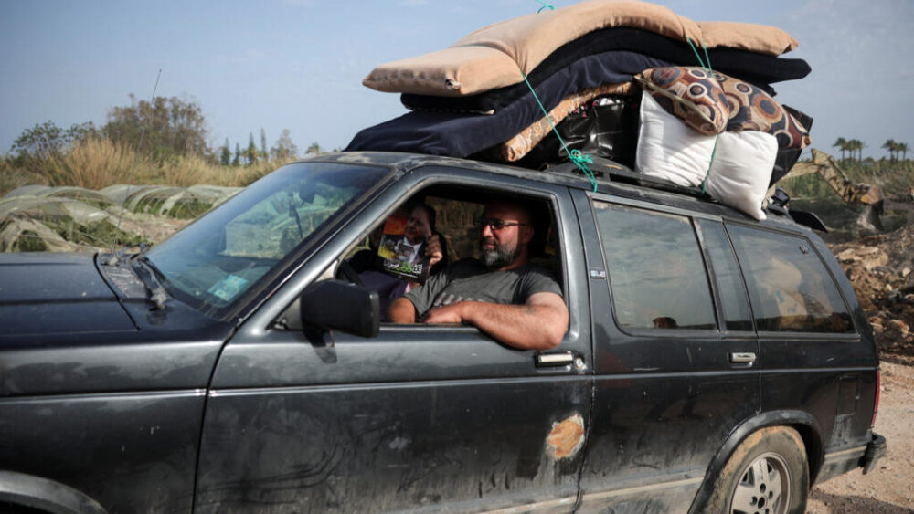 Desplazados en su vehículo en Qasmiyeh, en el sur del Líbano, el 17 de abril de 2026.