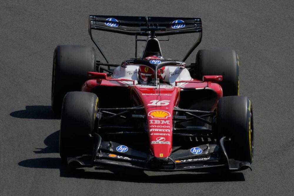 Toma frontal del Ferrari con los alerones en el halo.