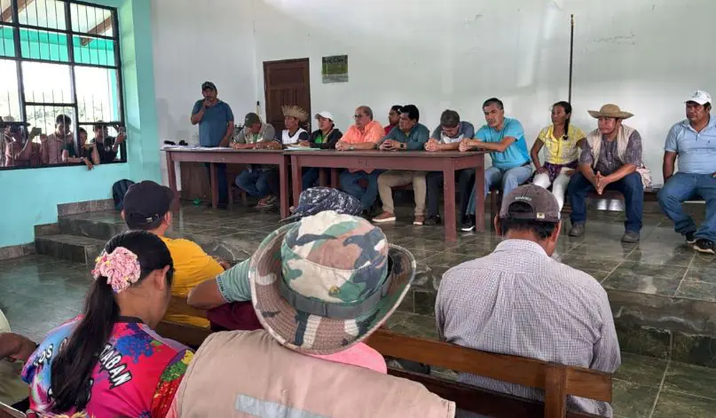 Gobierno y marchistas dialogan. Foto: RRSS