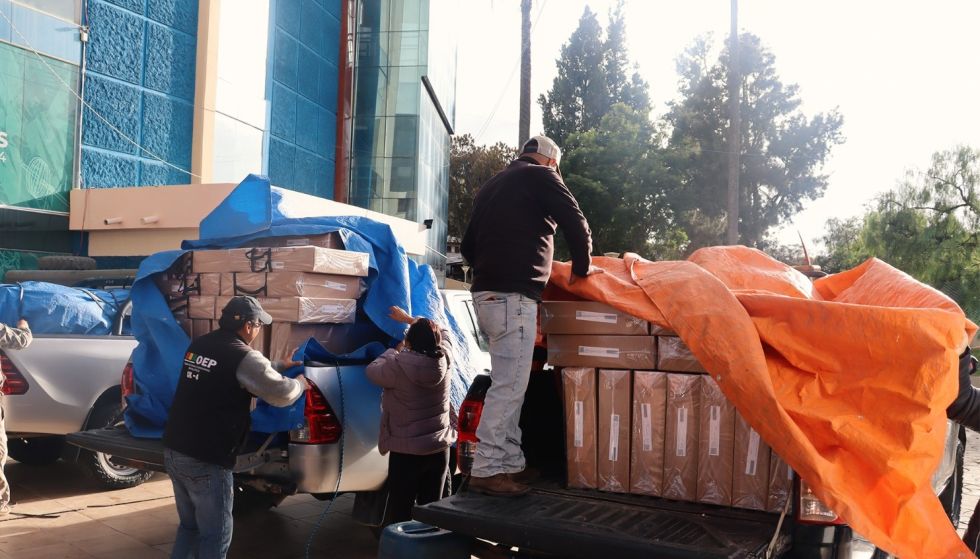 El traslado de maletas electorales al área rural de Chuquisaca.