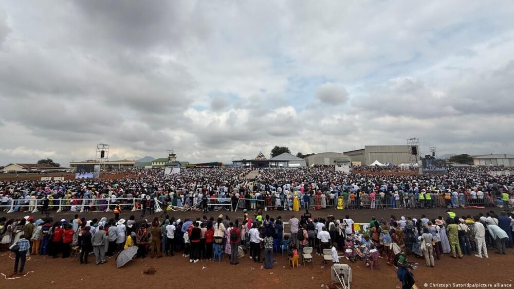 Feligreses en el aeropuerto de la Yaundé, donde se celebró la misa. Feligreses en el aeropuerto de la Yaundé, donde se celebró la misa.