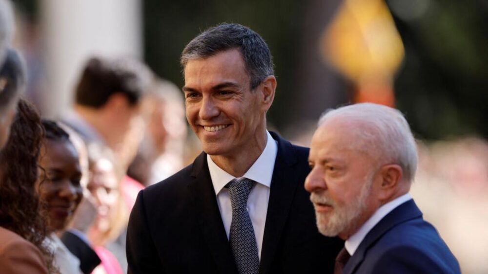 El presidente brasileño Luiz Inácio Lula da Silva, junto al presidente del Gobierno español Pedro Sánchez, durante una ceremonia de bienvenida con motivo de la visita del presidente brasileño al Palacio de Pedralbes en Barcelona el 17 de abril de 2026.