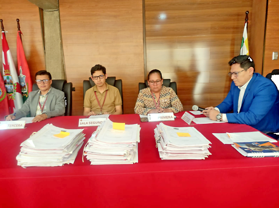 ACTO. El presidente de la Comisión de Admisión, Ángel Edson Dávalos (d), en el sorteo del viernes.