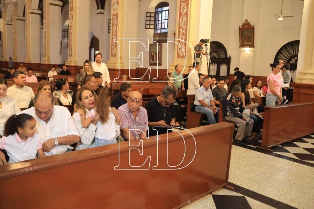 Se dieron "la paz": Velasco y Ritter coinciden en la misa y se estrechan la mano en la Catedral- Se dieron "la paz": Velasco y Ritter coinciden en la misa y se estrechan la mano en la Catedral