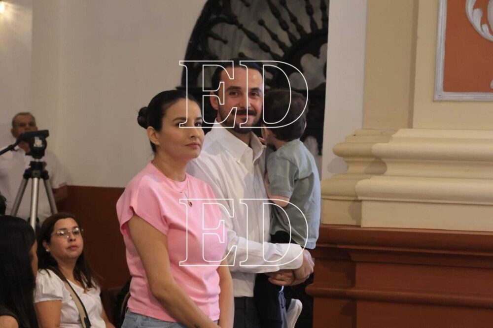 Se dieron "la paz": Velasco y Ritter coinciden en la misa y se estrechan la mano en la Catedral- Se dieron "la paz": Velasco y Ritter coinciden en la misa y se estrechan la mano en la Catedral