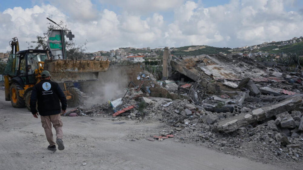 Casas destruidas tars un ataque aéreo israelí en la localidad de Sarafand, al sur del Líbano, el viernes 27 de marzo de 2026.