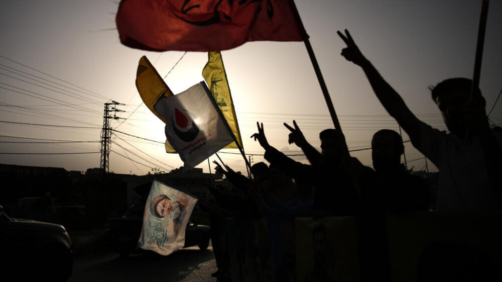 En Zefta, al sur del Líbano, el viernes 17 de abril de 2026, los habitantes ondean banderas de Hezbolá y una efigie de Hassan Nasrallah, antiguo líder de Hezbolá, mientras los desplazados regresan a sus pueblos tras el alto el fuego entre Israel y Hezbolá.