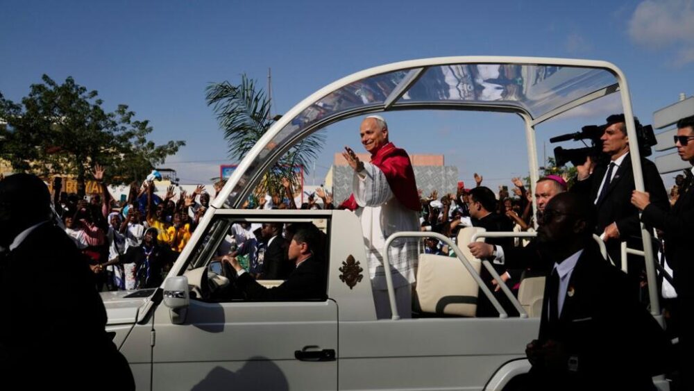 El papa León XIV saluda a la multitud tras su llegada a Luanda, en Angola, el sábado 18 de abril de 2026, sexto día de su visita pastoral de once días a África.