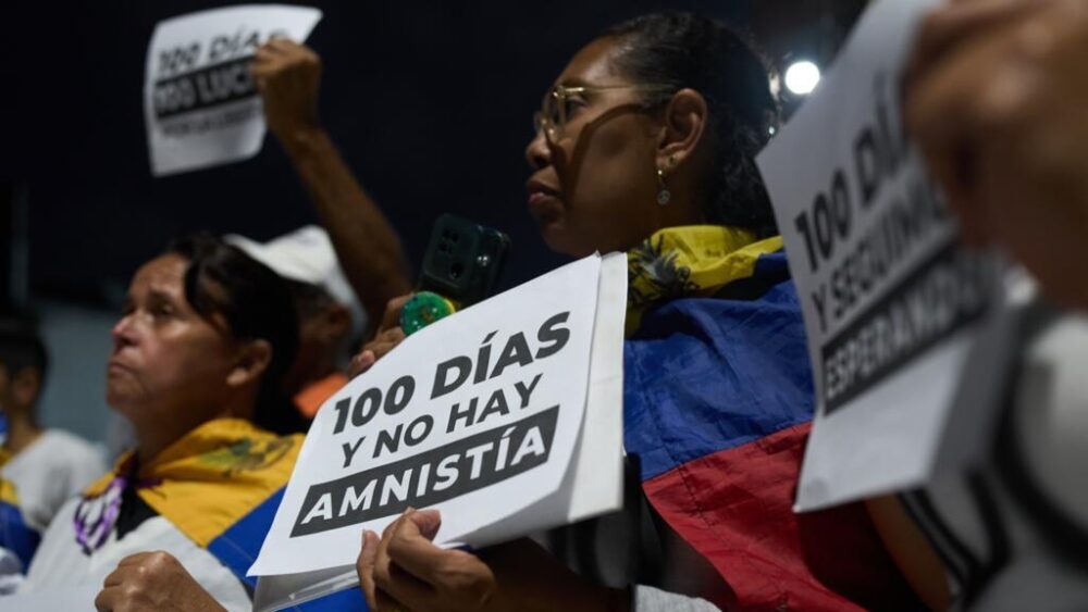 Familiares de presos políticos venezolanos frente a la cárcel de El Helicoide en Caracas, reclamando la liberación de sus seres queridos 100 días después del anuncio de dicha liberación, el 18 de abril de 2026.
