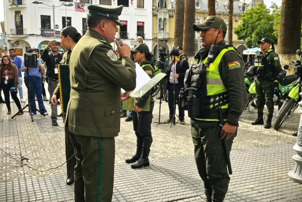 Reconocimiento a dos policías en Cochabamba. Foto: ABI.