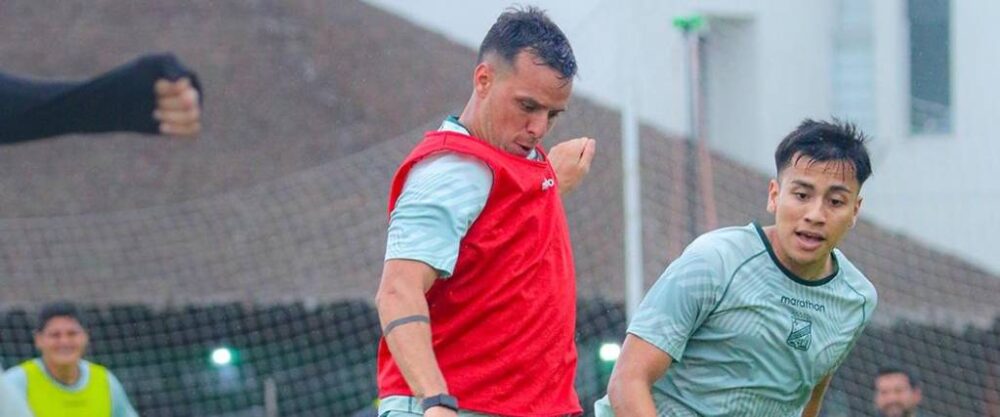 El cruceño Celin Padilla (de fondo) busca consolidarse en el equipo de Oriente Petrolero en 2026. El cruceño Celin Padilla (de fondo) busca consolidarse en el equipo de Oriente Petrolero en 2026.