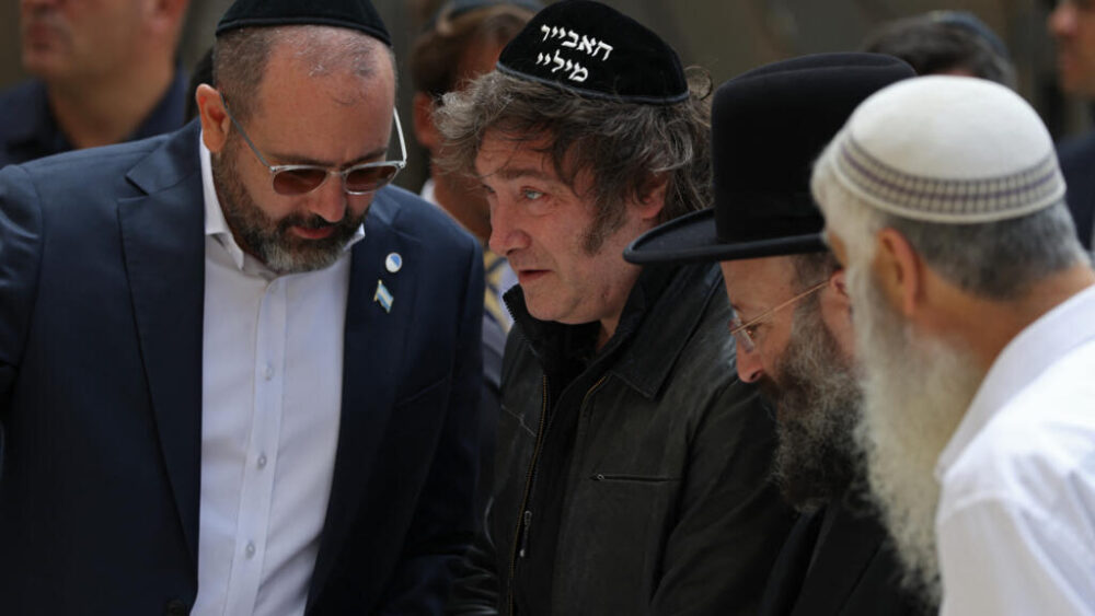 El presidente de Argentina, Javier Milei (centro), visita el Muro de las Lamentaciones en la ciudad vieja de Jerusalén el 19 de abril de 2026. (Foto de Ilia YEFIMOVICH / AFP)