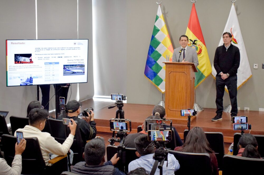 Autoridades del Gobierno en conferencia de prensa. Foto: MOPSV.