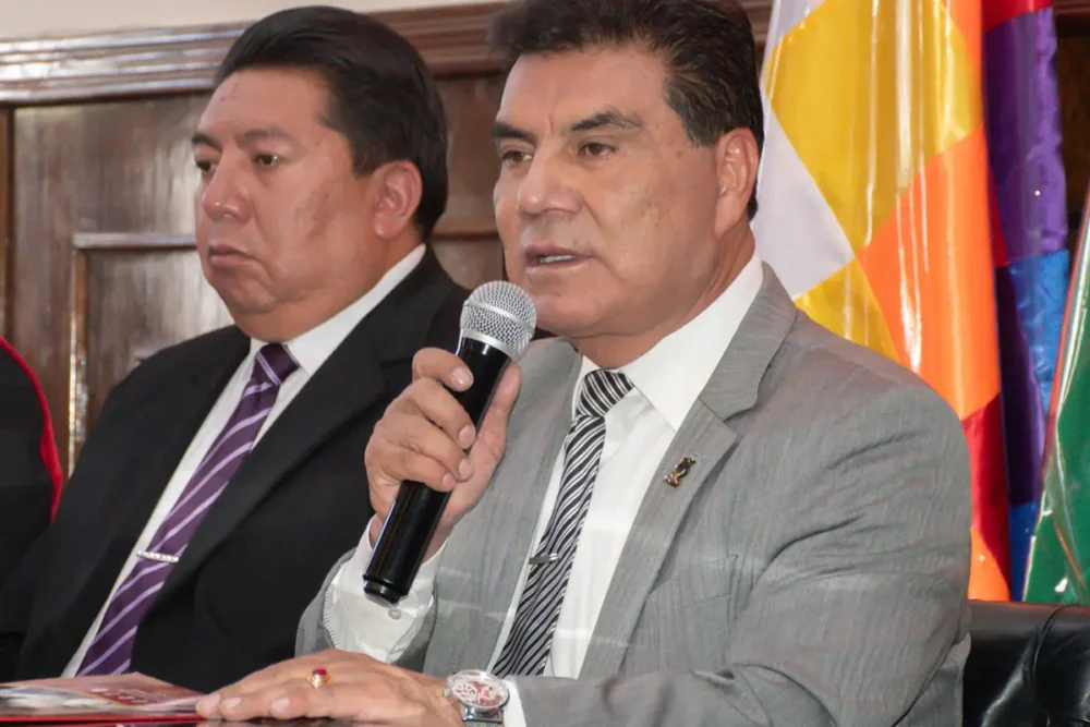 El gobernador de Oruro Johnny Franklin Vedia Rodríguez (der.) en rueda de prensa. Foto: Gobernación de Oruro