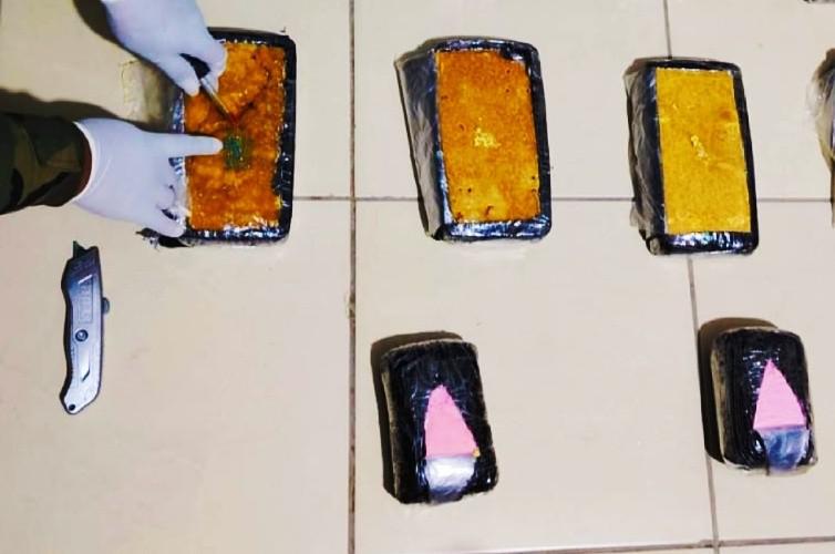 Se muestran los paquetes de droga