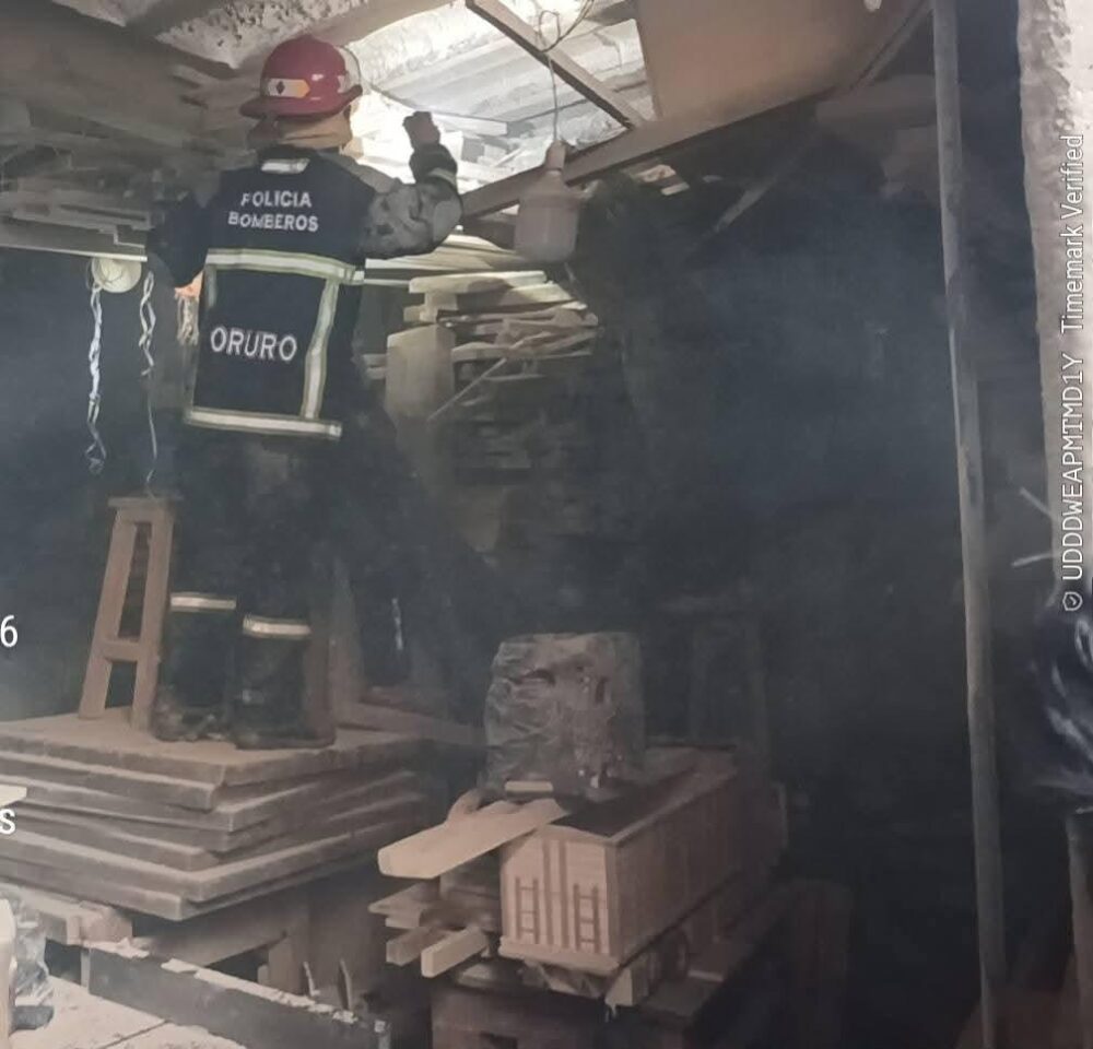 Bomberos cumpliendo su labor