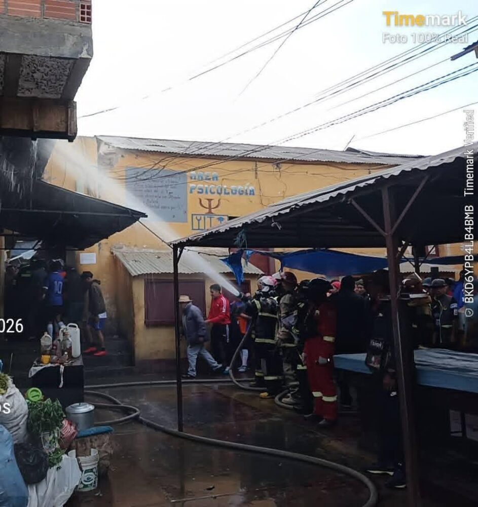 Labor de los funcionarios de bomberos para controlar el fuego