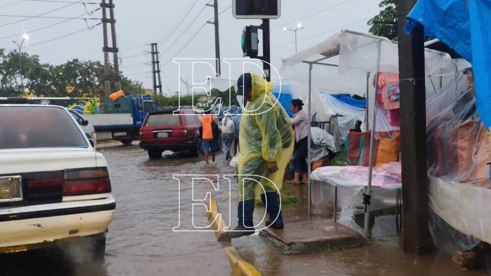 Intensa lluvia y calles anegadas marcan el inicio de la jornada en Santa Cruz de la Sierra- Intensa lluvia y calles anegadas marcan el inicio de la jornada en Santa Cruz de la Sierra