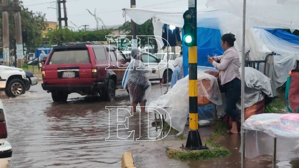 Intensa lluvia y calles anegadas marcan el inicio de la jornada en Santa Cruz de la Sierra- Intensa lluvia y calles anegadas marcan el inicio de la jornada en Santa Cruz de la Sierra