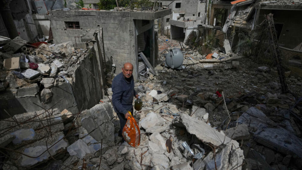 Un hombre camina entre los escombros de su casa destruida, en la ciudad de Jibchit, al sur de Líbano, el pasado sábado