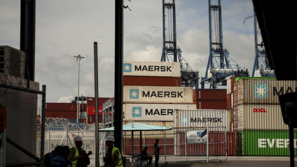 Esta imagen muestra el puerto de Balboa, gestionado por CK Hutchison Holdings (con sede en Hong Kong), a la entrada del Canal de Panamá, en la ciudad de Panamá, el 23 de febrero de 2026. Las autoridades marítimas panameñas recuperaron el control de dos puertos del Canal de Panamá de manos de CK Hutchison (con sede en Hong Kong) el 23 de febrero de 2026, tras la anulación de su concesión a raíz de las presiones de Estados Unidos.