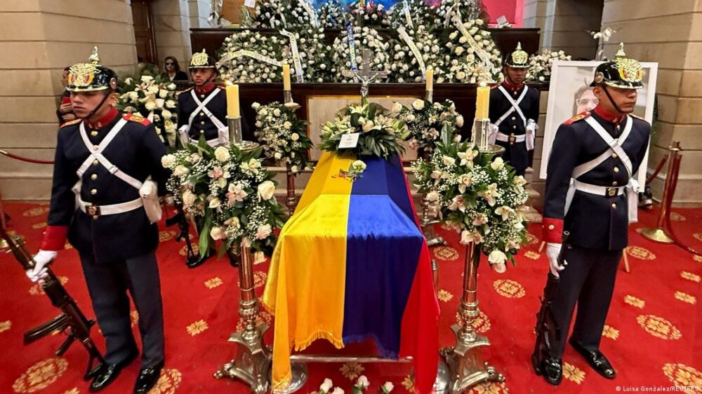 El ataúd de Uribe Turbay reposa en el Congreso de Colombia, en Bogotá (12.08.2025) El ataúd de Uribe Turbay reposa en el Congreso de Colombia, en Bogotá (12.08.2025)