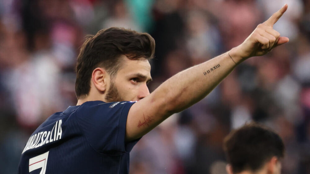 Khvicha Kvaratshkhelia celebra una de sus goles para el PSG en la victoria ante el Nantes en la Ligue 1. En París, el 22 de abril de 2026
