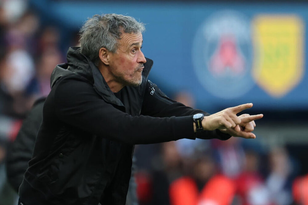 Luis Enrique da instrucciones a los jugadores del PSG durante la victoria ante el Nantes en un partido de la Ligue 1. En París, el 22 de abril de 2026