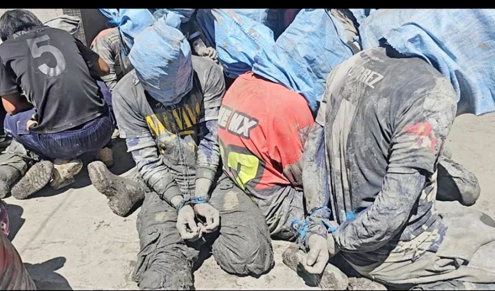 Cubiertos de tierra, maniatados y con la cabeza cubierta por bolsas de yute, cinco menores de edad se encontraban entre los 19 jucus encontrados en la mina Kory Mayu. Foto: Correo del Sur