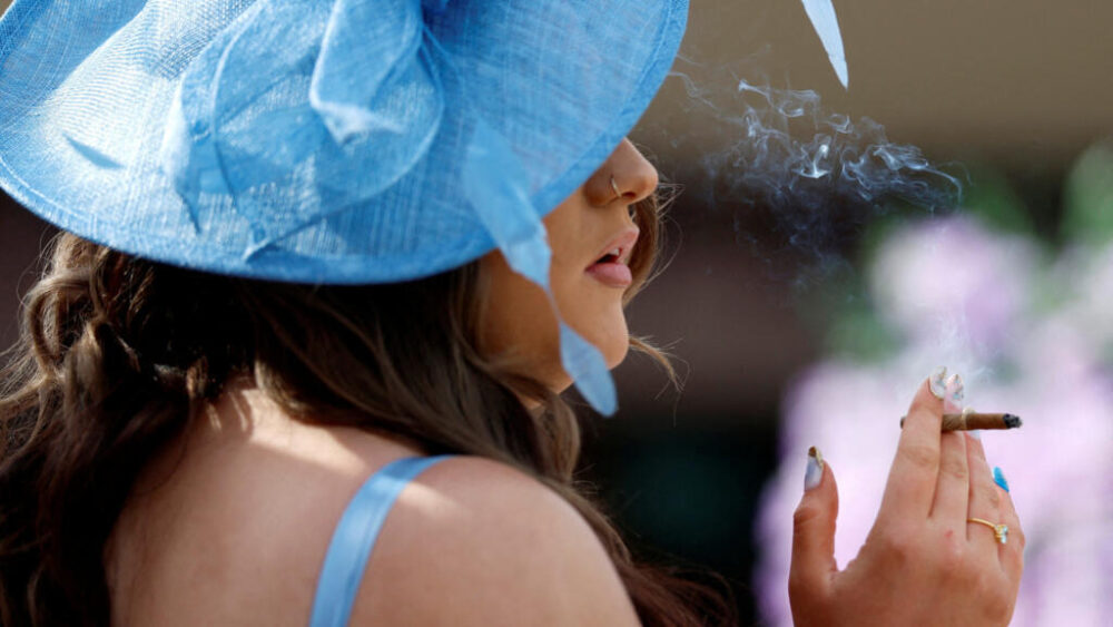 Una asistente a las carreras fuma durante el Ladies Day, en Liverpool, el 10 de abril de 2026.