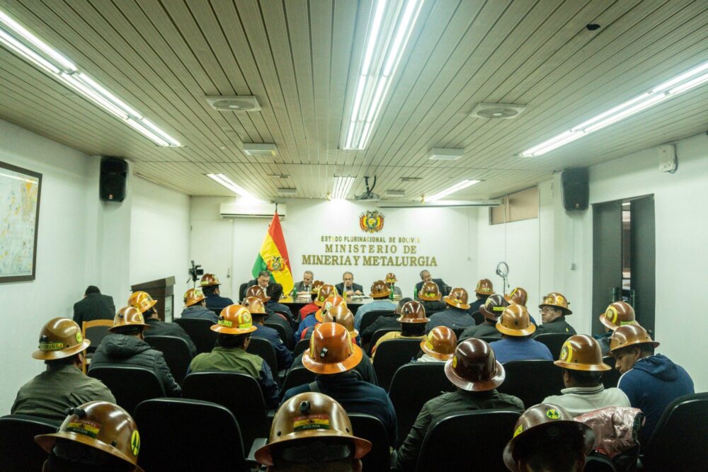 Reunión del Ministerio de Minería y Metalurgia con Fedecomin La Paz. Foto: MMyM.