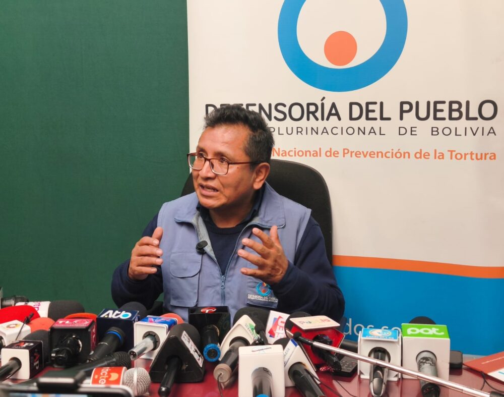 Defensor del Pueblo verifica denuncias por vulneración de derechos de transportistas en planta de YPFB en Senkata
