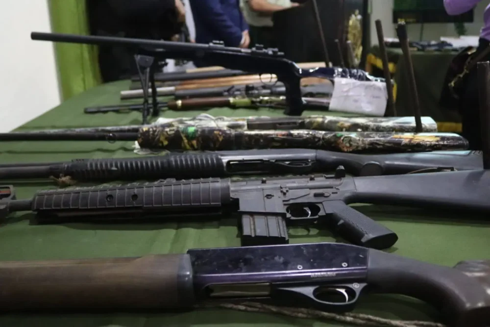 La Policía mostró el armamento decomisado /Policía Boliviana