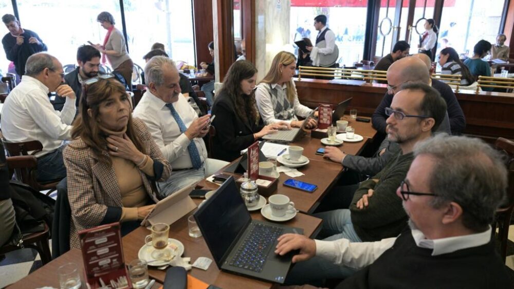 Unos periodistas acreditados en la Casa Rosada se reúnen en una confitería cercana de Buenos Aires el 23 de abril de 2026, después de que el gobierno argentino les impidiera el acceso