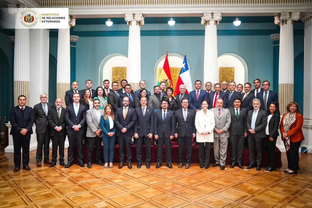 Autoridades y empresarios de Bolivia y Chile. Foto: Cancillería