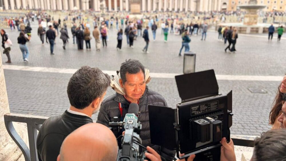 Porai Picanerai, líder del pueblo originario ayoreo en Paraguay, en la plaza San Pedro del Vaticano.