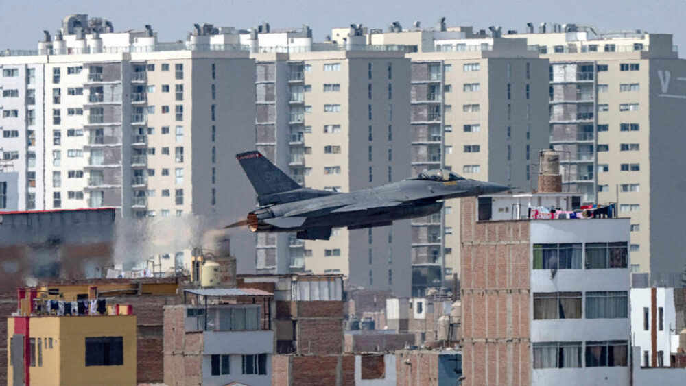 Un avión de combate F-16 sobrevuela la base aérea de Las Palmas, en Lima, el 23 de abril de 2026, durante una exhibición.