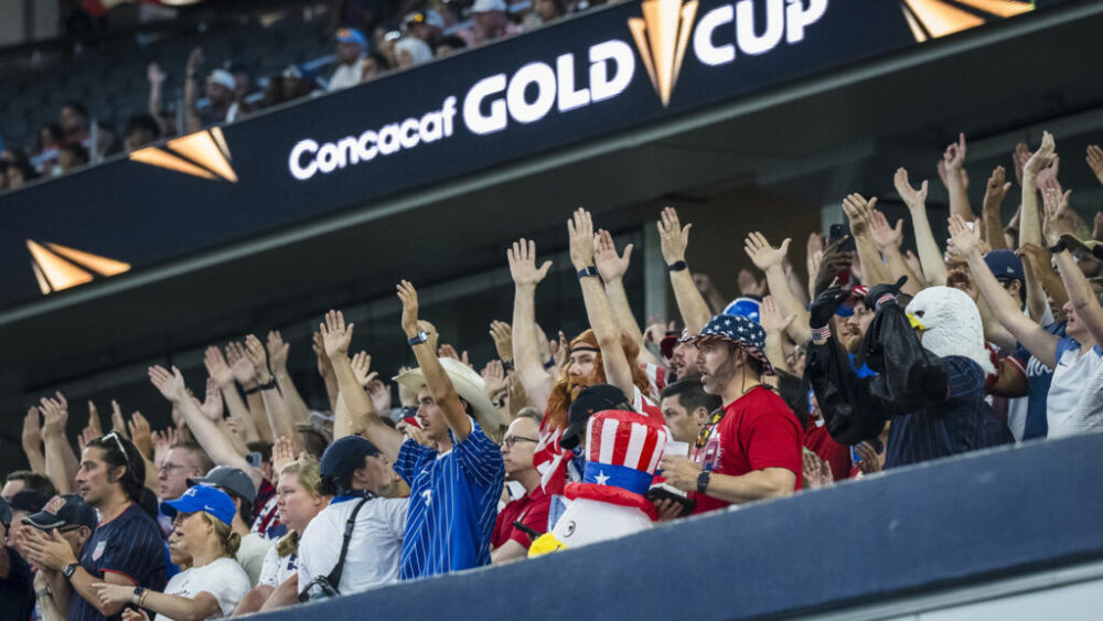 Los aficionados estadounidenses corean durante un partido de fútbol de la Copa Oro de la CONCACAF contra Haití el domingo 22 de junio de 2025 en Arlington, Texas.