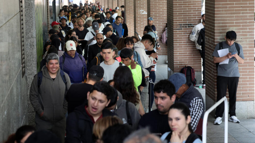 La gente hace una larga cola para entrar en la Comisión Española de Ayuda al Refugiado (CEAR) en Madrid, España, el 22 de abril de 2026.