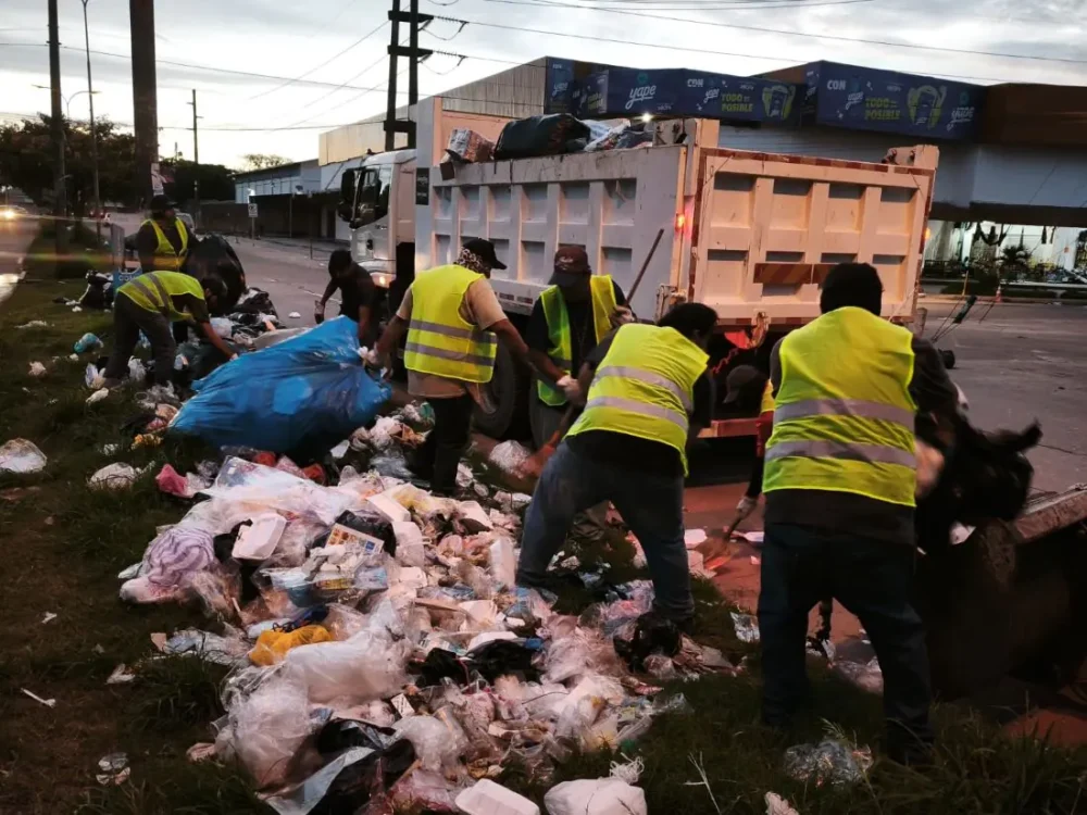 Funcionarios municipales realizan el recojo de la basura. FOTO: GAMSC