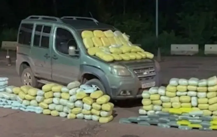 El vehículo y la carga de droga incautada/PRF