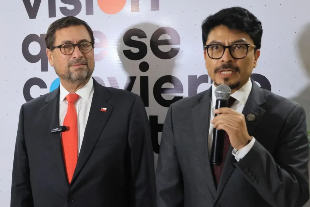 El canciller de Bolivia, Fernando Aramayo (d), habla junto a su homologo chileno, Francisco Pérez Mackenna, al finalizar una reunión con empresarios privados este viernes, en Santa Cruz (Bolivia). Foto: EFE