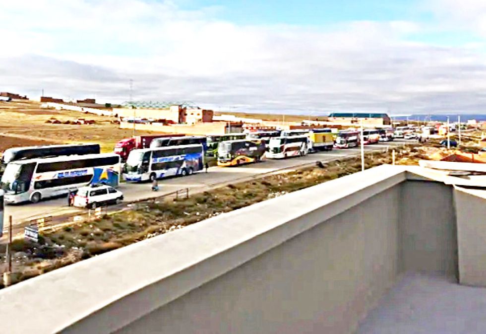 PROTESTA. Una columna de vehículos varados en la ruta La Paz-Oruro, este sábado.