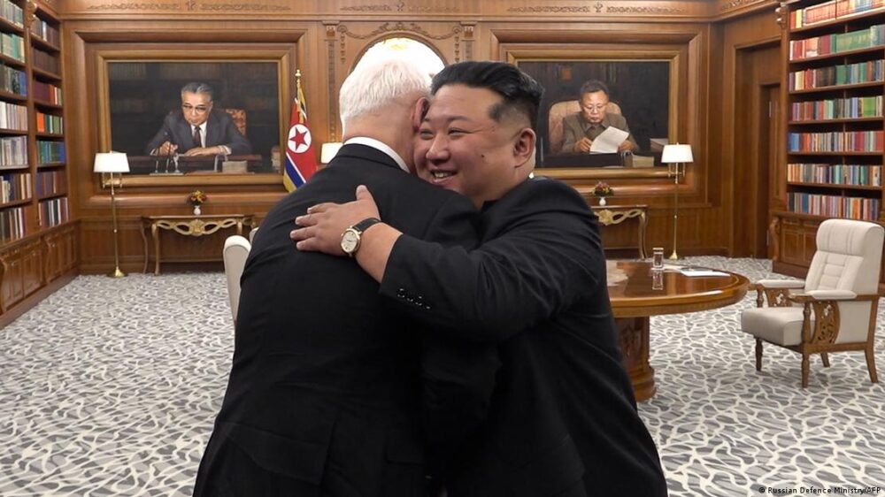 Kim Jong-un abraza efusivamente al ministro ruso de Defensa. Kim Jong-un abraza efusivamente al ministro ruso de Defensa.