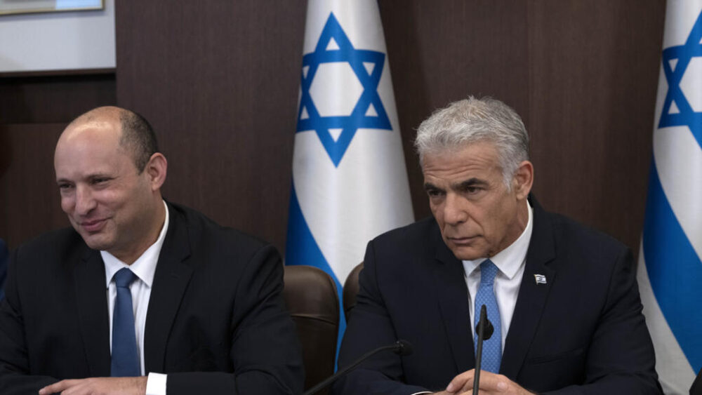 Las figuras de la oposición israelí Naftali Bennett y Yair Lapid, que aparecen aquí en 2022, han sido ambos críticos abiertos de la gestión del primer ministro Benjamin Netanyahu de la guerra de Gaza.