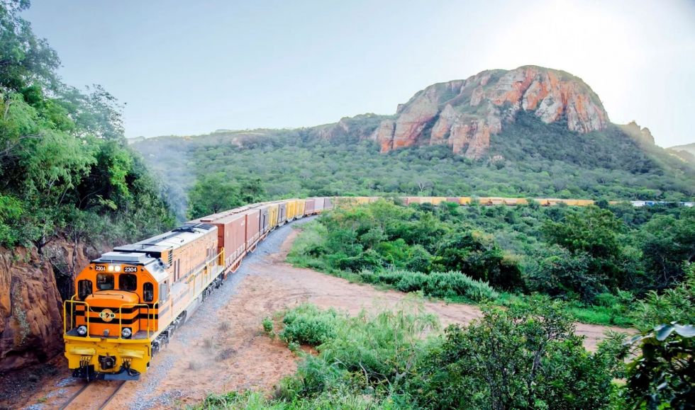 Ferroviaria Oriental, El País