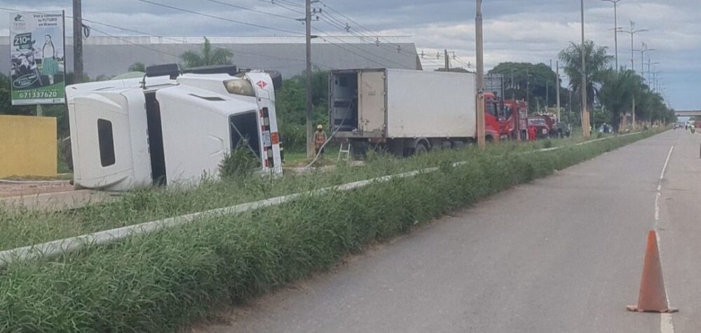 Una cisterna con 35 mil litros de etanol volcó en plena ruta Santa Cruz-Warnes - Una cisterna con 35 mil litros de etanol volcó en plena ruta Santa Cruz-Warnes