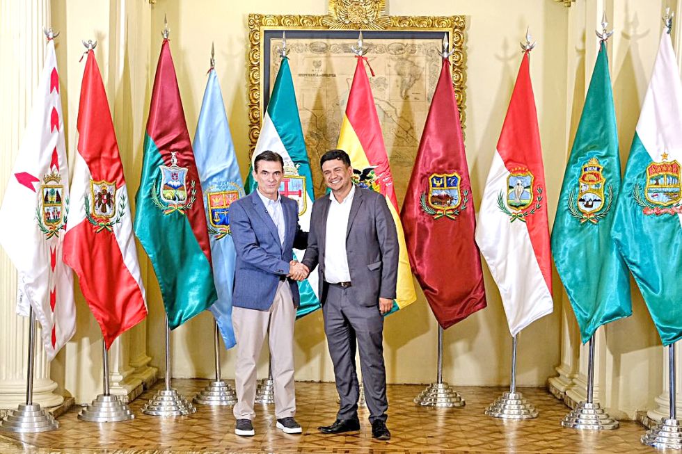 ENCUENTRO. El saludo del presidente Rodrigo Paz con el gobernador electo, Luis Ayllón, el viernes.