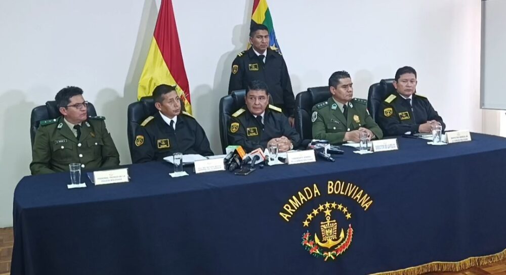 Autoridades de la Armada y de la Policía Boliviana en conferencia de prensa. Imagen: Captura.